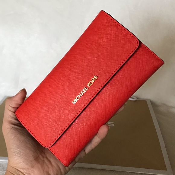 Michael Kors Handbags - NWT Michael Kors Jet Set Travel Trifold Wallet